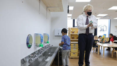 Boris Johnson washing hands