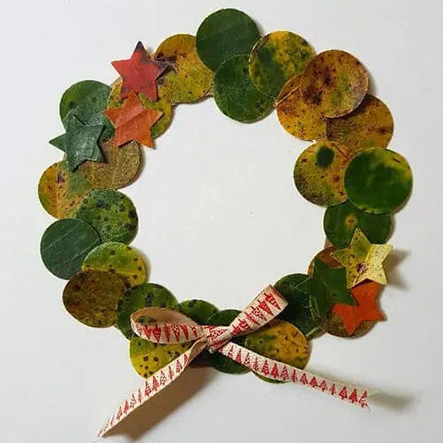 Natural autumn leaf and star wreath, seasonal decoration for children’s spaces. Ideal for nursery and preschool environments promoting creativity and festive atmosphere.