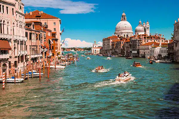 Venezia Grand Canal with historic buildings and boats, iconic views of Venice, Italy, illustrating the city’s rich cultural heritage and scenic waterways. Perfect for travel, tourism, and cultural content.